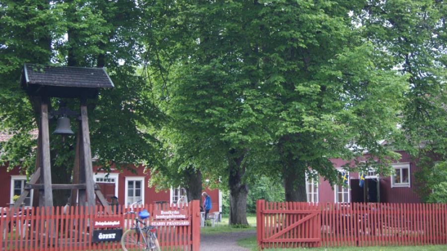 Stabby prästgård med anor från ärkebiskop Nathan Söderbloms tid i Uppsala, ligger på gångavstånd från Brf Nirvana. Gården hålls öppen ibland för fika och vinprovningar men även för sällskapsfester.