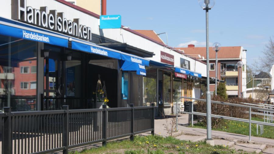 Mot Ringgatan ligger föreningens affärslokaler där det finns bank, hudvårdssalong, blomaffär och restaurang.